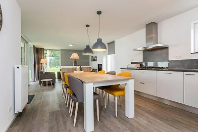 Stijlvolle villa met open haard in Limburg