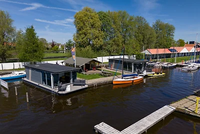 Schönes Hausboot im Yachthafen
