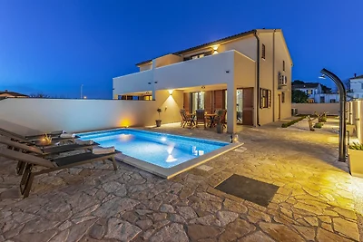 Familienvilla mit Pool, Wellness