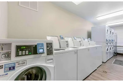 1 Queensize Bed | Ada/ri Douche/nsmk/keuken