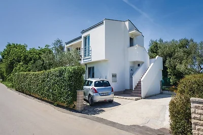 Geräumiges Ferienhaus in Bibinje mit Garten