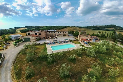 Traditioneller Bauernhof in Asciano mit Pool
