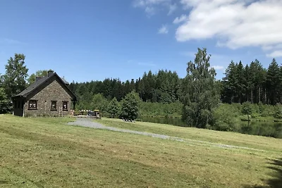 Haus im Grünen auf einem großen Grundstück