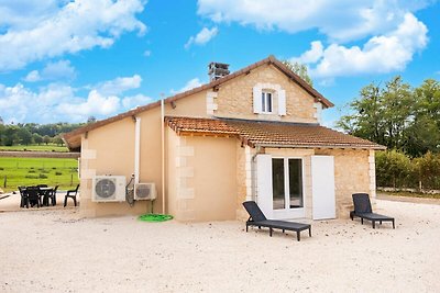 Charmantes Haus mit Pool in Coubejours