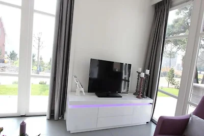 Villa aan het water met dakterras voor 6...