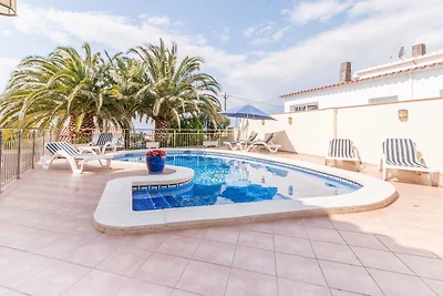 Accogliente villa a Roses con piscina privata