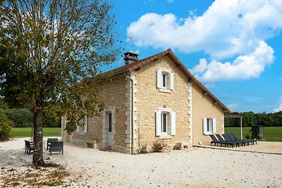 Charmantes Haus mit Pool in Coubejours