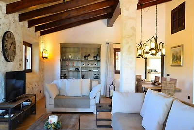 Villa in Buger mit Pool und Spielplatz