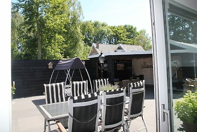 Modernes Ferienhaus mit Veranda in Limmen