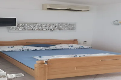 Geräumige Ferienwohnung mit Garten in Starigr...