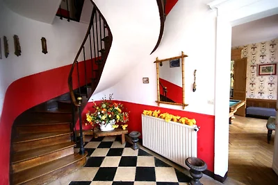 Modisches Schloss in Asnières mit Terrasse