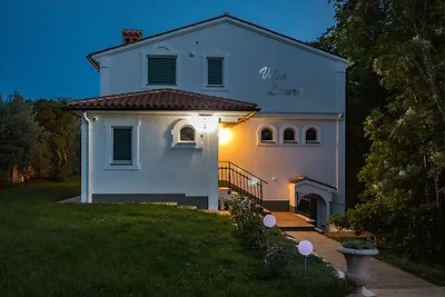 Bella villa con piscina e giardino recintato