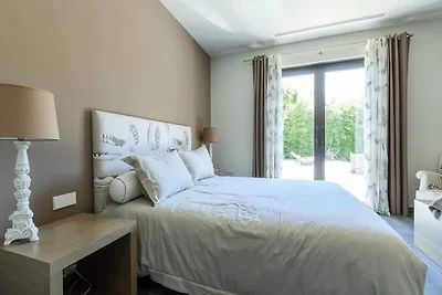 Villa in Juan-les-Pins mit Pool und Whirlpool