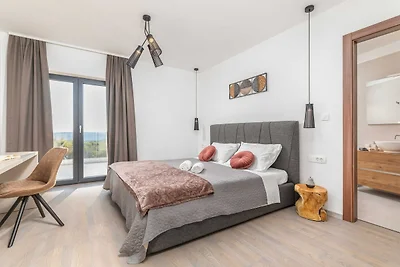 Villa Borealis - Six Bedroom Villa with Swimm...