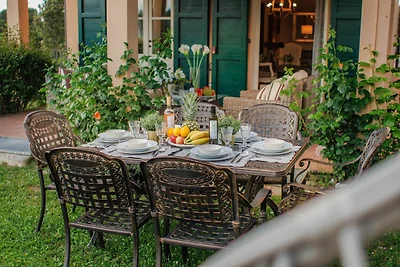 Villa a Monte San Quirico con Giardino