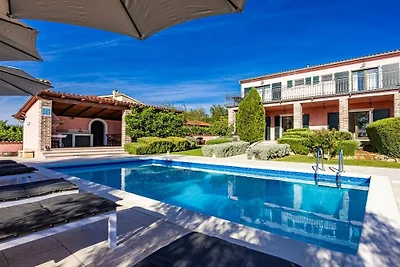 Villa in Pinezici met zwembad