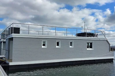 Hausboot in Stralsund mit Schwimmbecken