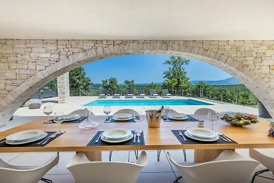 Villa in Nedešćina mit Schwimmbecken