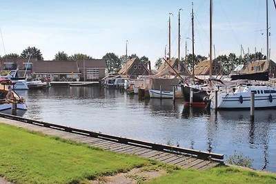 Schönes Chalet am Wasser in Friesland