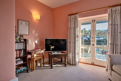 Cottage in riva al fiume con terrazza