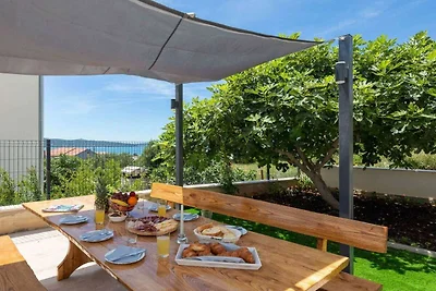 Contemporary Apartment with Terrace and Spaci...