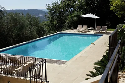 Villa moderna con piscina privata a Cabris