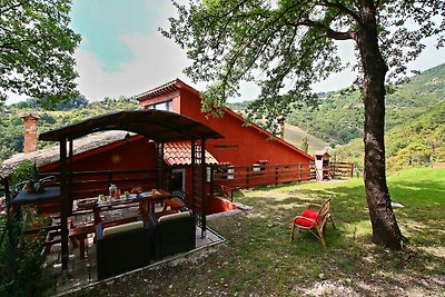 Geräumige Villa in Fabriano mit Swimmingpool