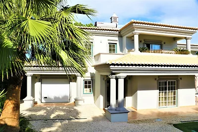 Luxuriöse Villa mit Pool in der Nähe