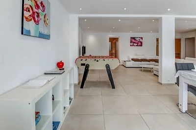 Schצnes Ferienhaus in La Chaux mit Whirlpool