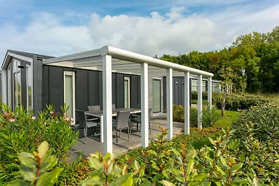 Ferienhaus in Zeeland mit Terrasse am Bach