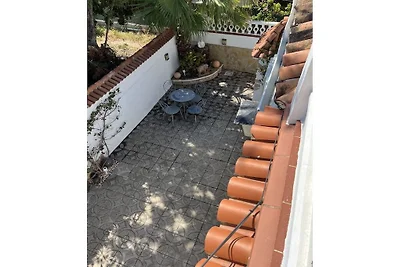 Casa Lina ligt op 900 meter van het strand.