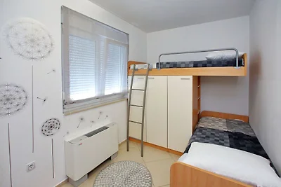 Sonnengeküsste Wohnung in Bibinje mit Garten