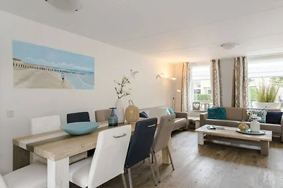 Ferienhaus in Nes mit Schwimmbecken