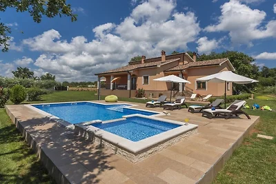 Villa in Tinjan with swimming pool
