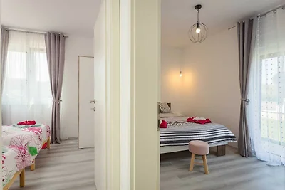 Schönes Haus mit 2 Schlafzimmern in Peroj