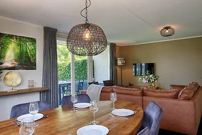 Villa in Maaspark mit Seeblick