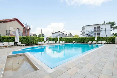 Villa in Residence con piscina e giardino