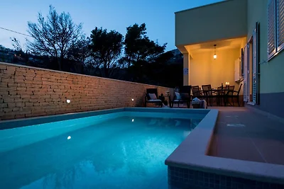 Geräumige Villa in Žrnovnica mit Swimmingpool