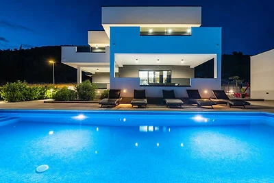 Luxusvilla mit Pool und Whirlpool