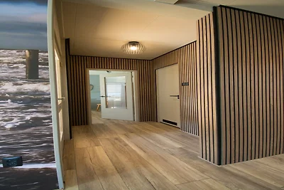 Moderner 4-Personen-Bungalow in Strandnähe