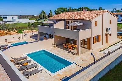 Familienvilla mit Pool, Wellness