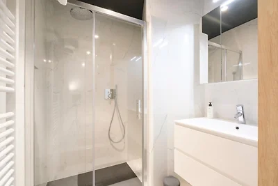 Elegante Wohnung mit seitlichem Meerblick