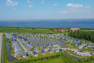 Modernes Chalet am Wasser in einem Ferienpark