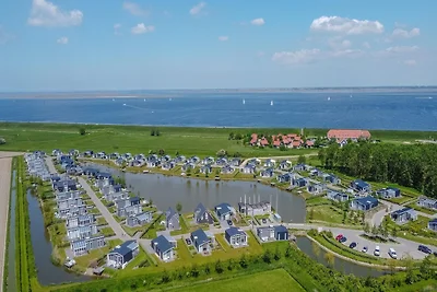 Chalet moderno sull'acqua in un parco vacanze