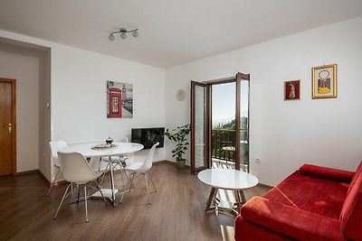 Modern appartement met balkon en tuin