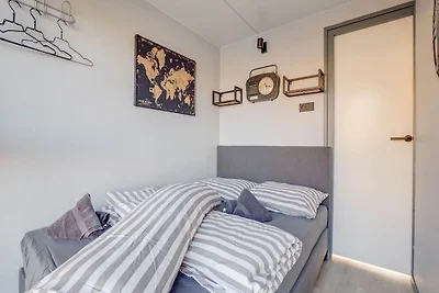 Casa galleggiante nel porto turistico di...