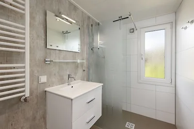 Moderne Lodge mit Klimaanlage im grünen...