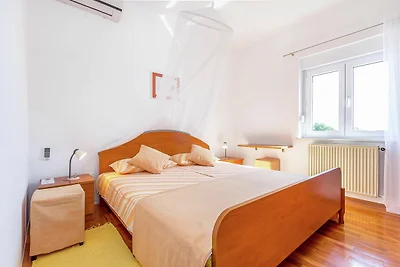 Wohnung in Vinkuran mit Garten