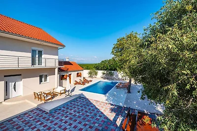 Große Villa mit Pool, ländliche Lage