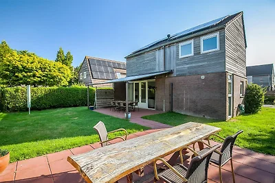 Twee vakantiehuizen tegenover elkaar